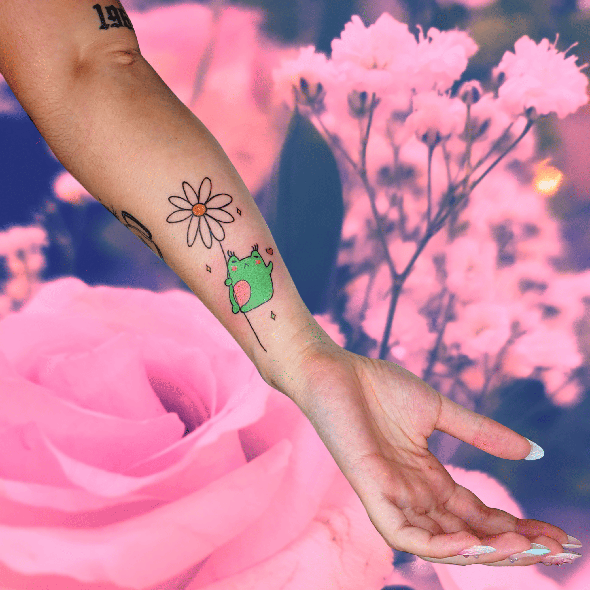 Tatouage en couleur d'une grenouille faisant de la pole dance sur une margerite